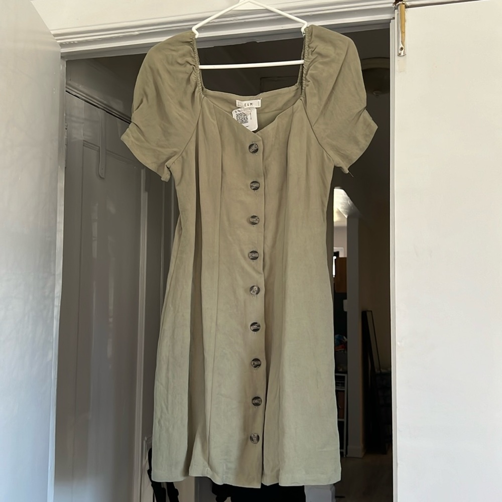 NWT button close spring dress